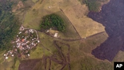 La lava fluye por las laderas del volcán Pacaya cerca del pueblo El Patrocinio, en San Vicente Pacaya, Guatemala, el miércoles 21 de abril de 2021.