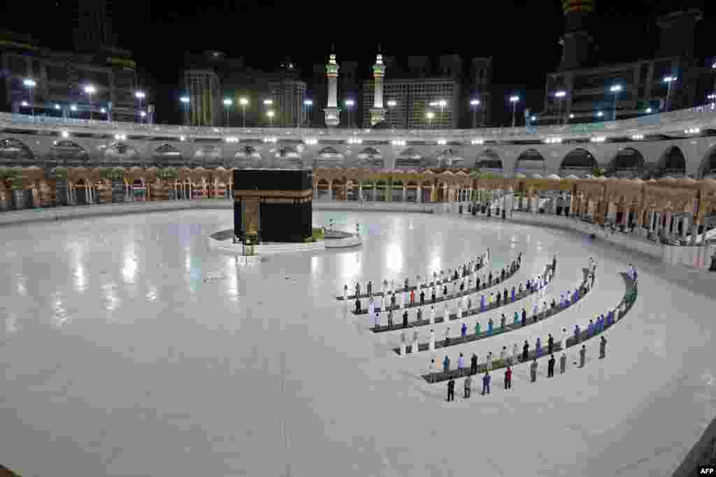 A few worshipers perform al-Fajr prayer at the Kaaba, Islam&#39;s holiest shrine, at the Grand Mosque complex in Saudi Arabia&#39;s holy city of Mecca.
