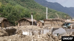 북한 함경북도 무산군 학산리에서 최근 홍수로 파괴된 가옥들. 유니세프가 20일 발표한 북한 수해 실태 보도자료에 실린 사진이다.