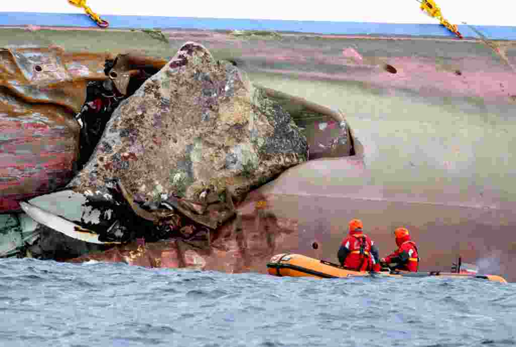 Los bombeos encuentran una roca que surge del lado de la embarcación.