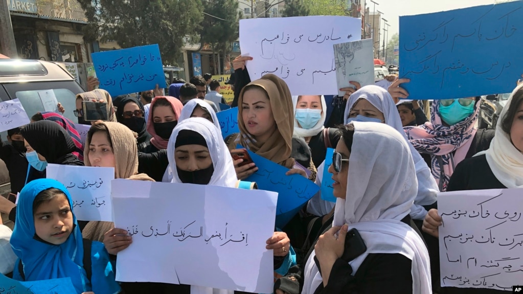 资料照片：2022年3月26日，阿富汗喀布尔，阿富汗妇女在示威期间高喊口号并举起抗议标语。 （美联社）(photo:VOA)
