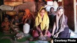 Dua anak perempuan Rohingya Johora (kerdung kuning 12 tahun), dan kakaknya Jannatara 14 tahun, sedang dicarikan jodoh oleh ibunya, Noor Ankis (belakang) untuk mengurangi beban hidup. 