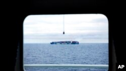 Kapal kargo asal China berlayar di wilayah laut pasifik utara di dekat Alaska pada 11 Juli 2017. Foto diambil dari kapal pemecah es milik Finlandia MSV Nordica yang berlayar di area yang sama. (Foto: AP/David Goldman)