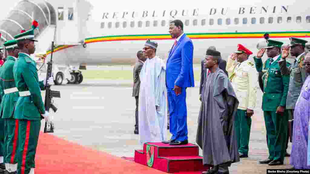 Shugaba Thomas Boni Yayi na Benin yana duba fareti tare da masu masaukinsa, shugaba Muhammadu Buhari na Najeriya da mataimakinsa Farfesa Yemi Osinbajo