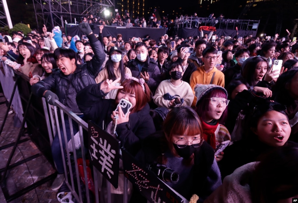 Miles de taiwaneses celebran la fiesta de Año Nuevo frente al edificio del gobierno&nbsp;