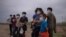 Niños centroamericanos solicitantes de asilo después de cruzar a EE. UU. por la frontera con México en Penitas, Texas, el 14 de marzo de 2021.