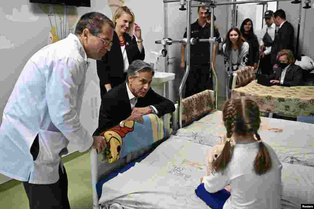 بازدید آنتونی بلینکن، وزیر امور خارجه آمریکا، از یک بیمارستان کودکان در کی&zwnj;یف. (۱۷ شهریور ۱۴۰۱)