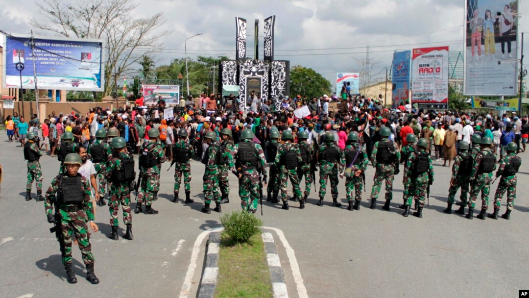 Aparat keamanan berjaga di kawasan Timika, Papua, saat terjadinya aksi unjuk rasa, 21 Agustus 2019. (Foto: dok).