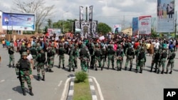 Aparat keamanan berjaga di kawasan Timika, Papua, saat terjadinya aksi unjuk rasa, 21 Agustus 2019. (Foto: dok).