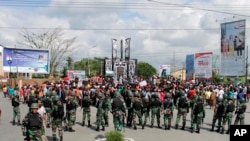 Tentara mengamankan lokasi saat berlangsungnya aksi protes di Timika, Papua, 21 Agustus 2019.