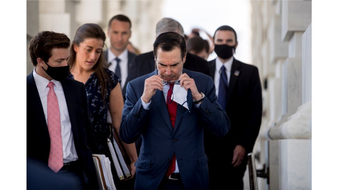 El secretario del Tesoro de EE.UU., Steven Mnuchin (centro), sale de una reunión con la presidente de la Cámara de Representantes, Nancy Pelosi y el líder de la minoría del Senado, Chuck Schumer, en Washington, el 7 de agosto de 2020.