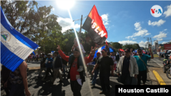 ARCHIVO - Simpatizantes del gobierno del presidente Daniel Ortega en una marcha en Managua, Nicaragua. [Foto de Houston Castillo, VOA]