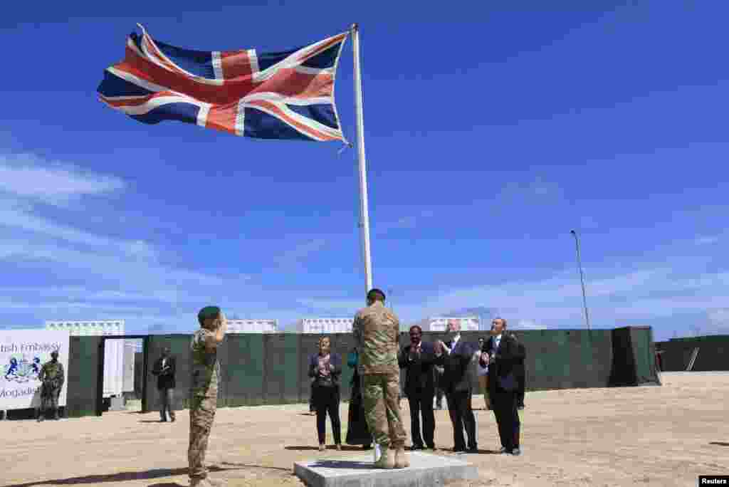 Askar calanka Britain ka taagaysa goobta Britain ay ka furtay safaaradda cusub.