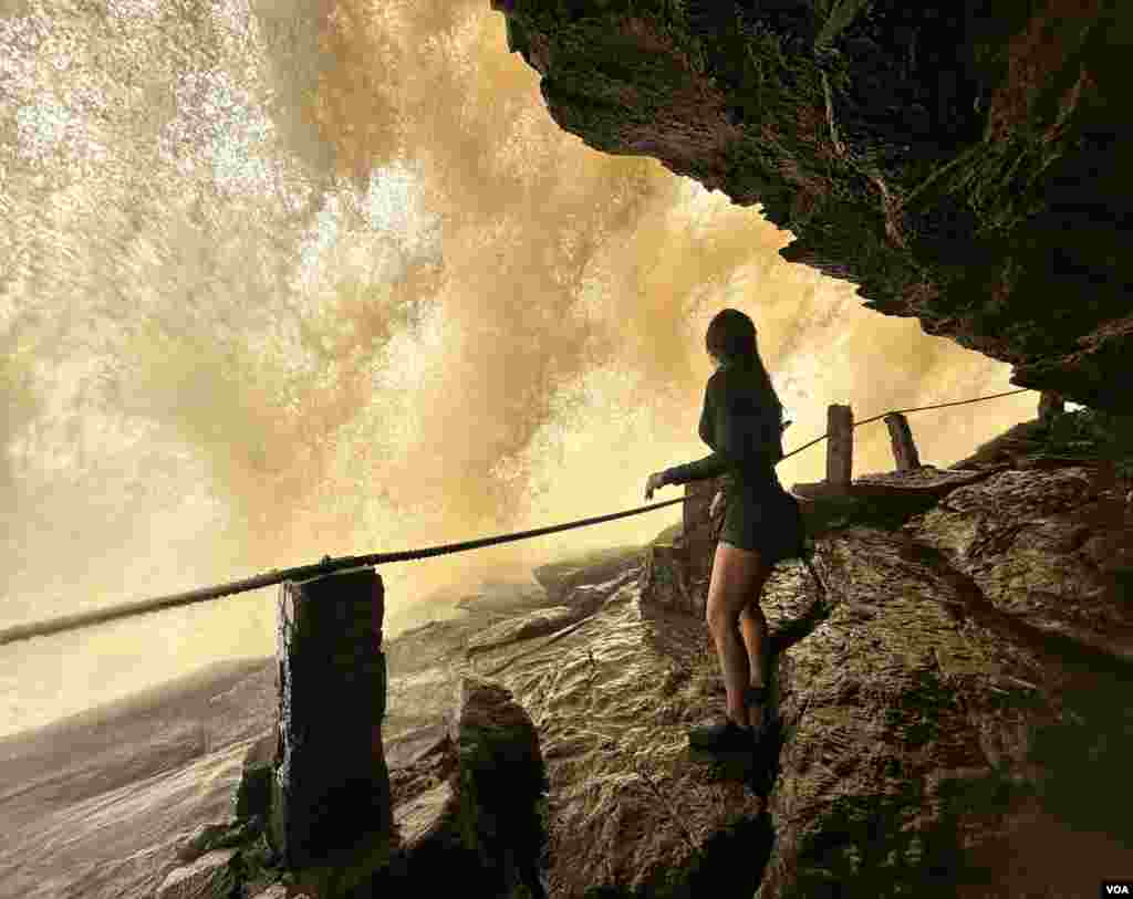 Una cueva detrás de la cascada Hacha en el Parque Nacional Canaima, Venezuela,