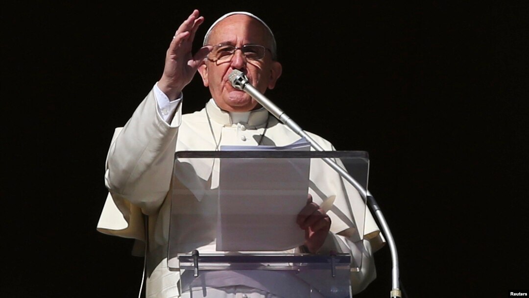 El papa Francisco da la bendición durante el Angelus del domingo en la Plaza de San Pedro en el Vaticano. 