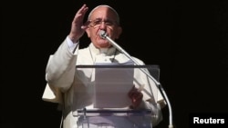 El papa Francisco da la bendición durante el Angelus del domingo en la Plaza de San Pedro en el Vaticano. 