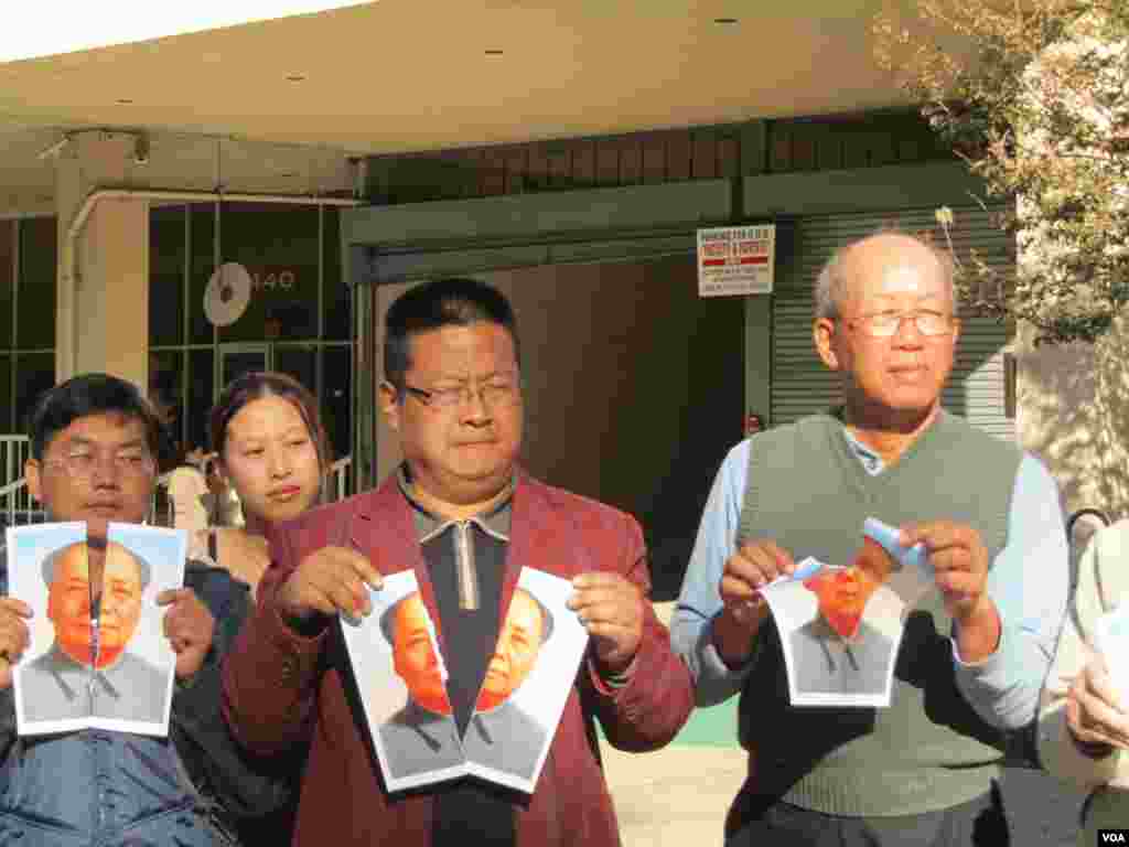 支持中国民运人士林劲鹏(右)(美国之音 容易拍摄)