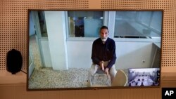 میک آفی اسپین کی ایک جیل میں ویڈیو کانفرنس کے ذریعے عدالت میں گواہی دے رہا ہے۔ اسے جیل کے سیل میں مردہ پایا گیا ہے۔ 24 جون 2021