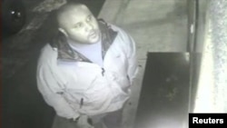Imagen de Dorner captada por una cámara de vigilancia y difundida por la policía en California días antes de su muerte.