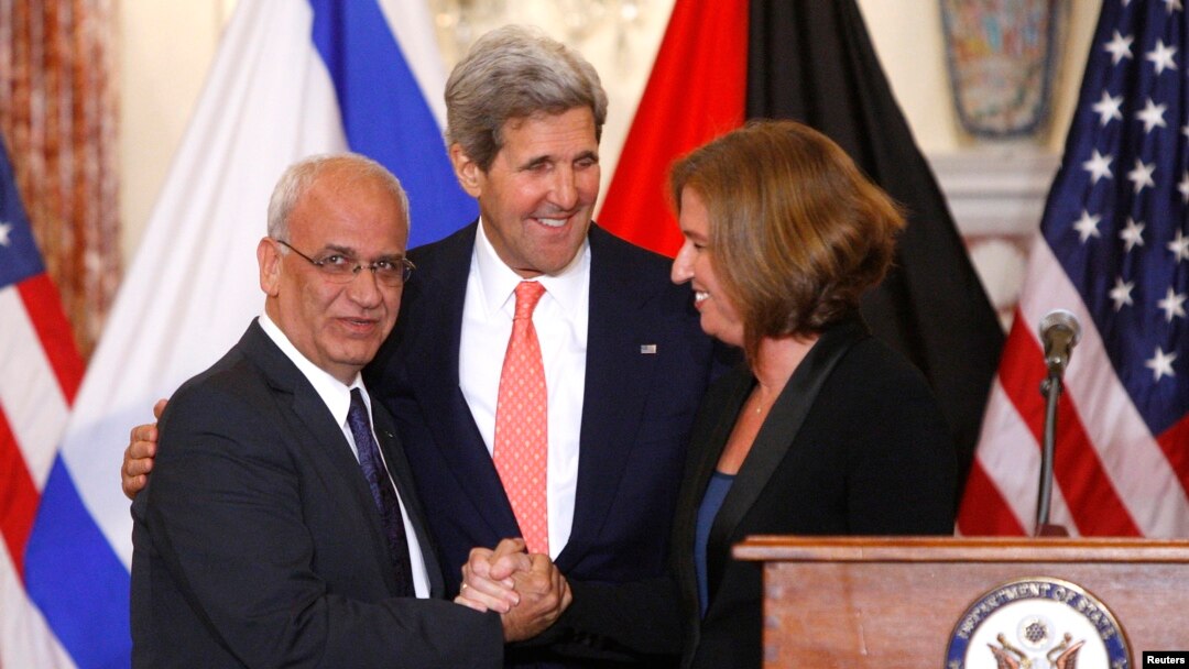 Menlu AS John Kerry (tengah) bersama perunding Israel Tzipi Livni (kanan) dan perunding Palestina Saeb Erakat di Washington (30/7). 
