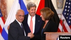 Menlu AS John Kerry (tengah) bersama perunding Israel Tzipi Livni (kanan) dan perunding Palestina Saeb Erakat di Washington (30/7). 