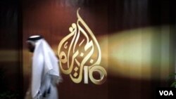 Эмблема телеканала «Аль-Джазира» на окне офиса телекомпании. Доха, Катар (архивное фото)