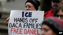 Una manifestante a favor de la liberación de Daniel Ramírez Medina protesta frente una corte federal en Seattle, el 17 de febrero de 2017.