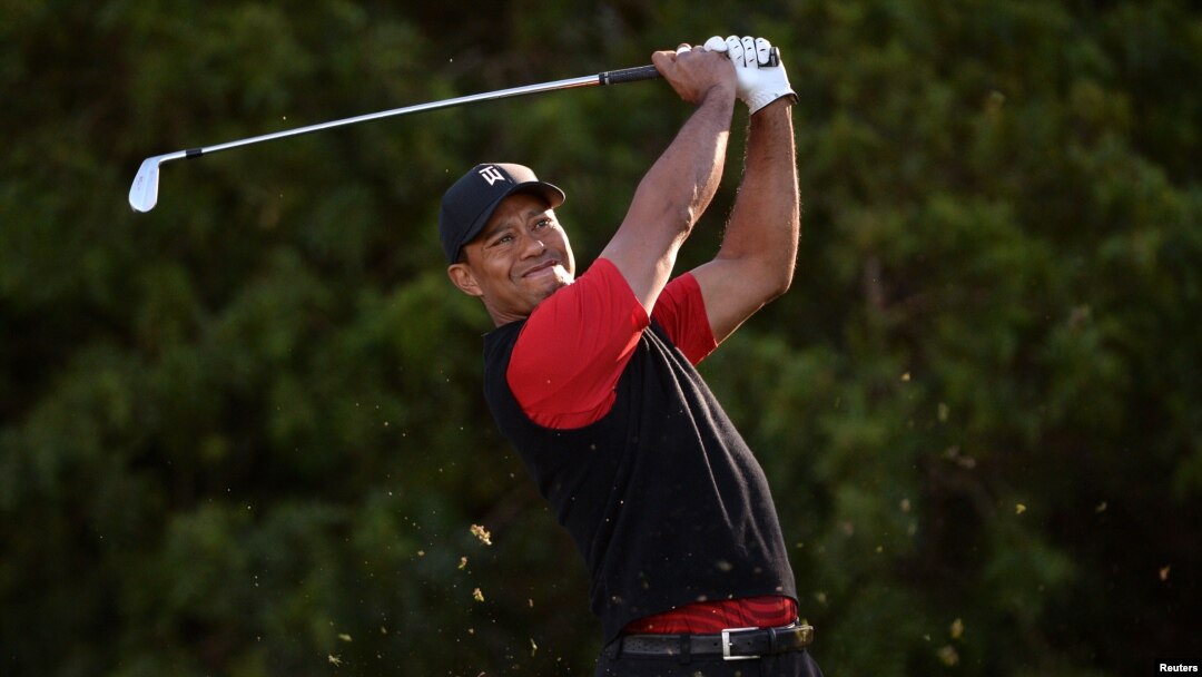 Tiger Woods melakukan pukulan dalam final Farmers Insurance Open Golf di Torry Pines Municipal Golf Court, 28 Januari 2018. (Foto: Ramirez-USA TODAY via Reuters)