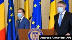 Calon Perdana Menteri Romania Florin Citu (kiri) berjalan di samping Presiden Romania Klaus Iohannis sesaat sebelum penunjukkannya di Bucharest, Romania, Selasa, 22 Desember 2020. (Foto: Andreea Alexandru/AP)