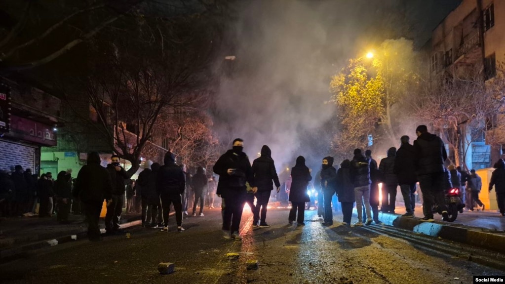 社交媒体上传出的伊朗街头抗议画面。