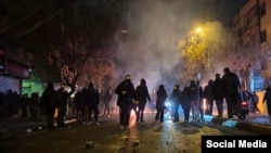 社交媒体上传出的伊朗街头抗议画面。