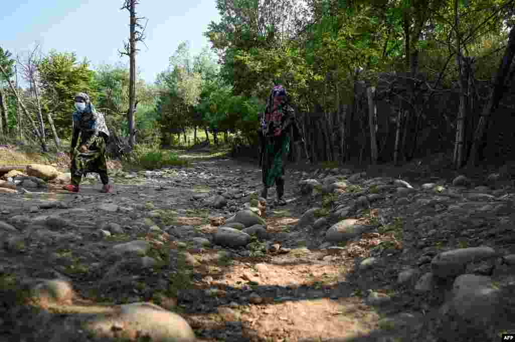 &#39;اوپن ایئر&#39; اسکولوں تک پہنچنے کے لیے بھی بچوں کو کافی مشکلات اٹھانا پڑتی ہیں۔