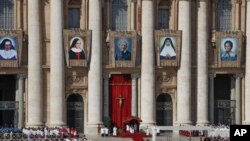 Pope Francis presides over a canonization Mass to (from left) Dulce Lopes Pontes, Giuseppina Vannini, John Henry Newman, Maria Teresa Chiramel Mankidiyan, and Margarita Bays, at the Vatican, Oct. 13, 2019.