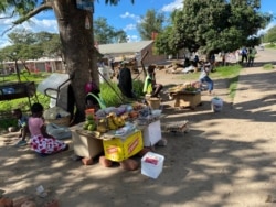 Vendors have remained in the streets of Harare, despite a lockdown asking everyone to stay home as part of efforts to contain the coronavirus in Zimbabwe. (Columbus Mavhunga/VOA)