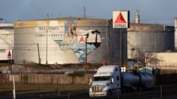 Un camión cisterna se aleja de una refinería de Citgo en Corpus Christi, Texas, el miércoles 21 de agosto de 2019.