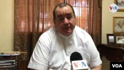 Monseñor Carlos Avilés, vocero de la Curia Arzobispal explica que las acciones pretenden prevenir la propagación del coronavirus. [Foto: Daliana Ocaña, VOA].