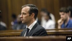 Oscar Pistorius assis sur le banc des accusés lors d'une audience à la Haute Cour de Pretoria, en Afrique du Sud, le lundi 18 avril 2016. (Marco Longari/Pool Photo via AP)