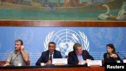 Tedros Adhanom Ghebreyesus, chef de l'OMS (deuxième à partir de la gauche), en compagnie de membres clés du personnel de l'OMS au siège européen des Nations Unies, à Genève (Suisse), le 29 janvier 2020.