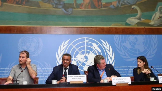 Tedros Adhanom Ghebreyesus, chef de l'OMS (deuxième à partir de la gauche), en compagnie de membres clés du personnel de l'OMS au siège européen des Nations Unies, à Genève (Suisse), le 29 janvier 2020.