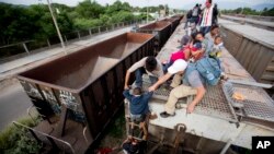 El plan del gobierno estadounidense consiste en otorgar mil millones de dólares en programas contra la violencia, la pobreza y la corrupción para evitar que niños migrantes crucen solos la frontera arriesgando sus vidas.