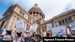 Para pendemo hadir dalam sebuah pawai Women's March pada2 Oktober 2021 di depan gedung Pemerintahan di Austin, Texas. Mereka mendorong terciptanya keadilan aborsi bagi para wanita di Texas. (Foto: AFP)