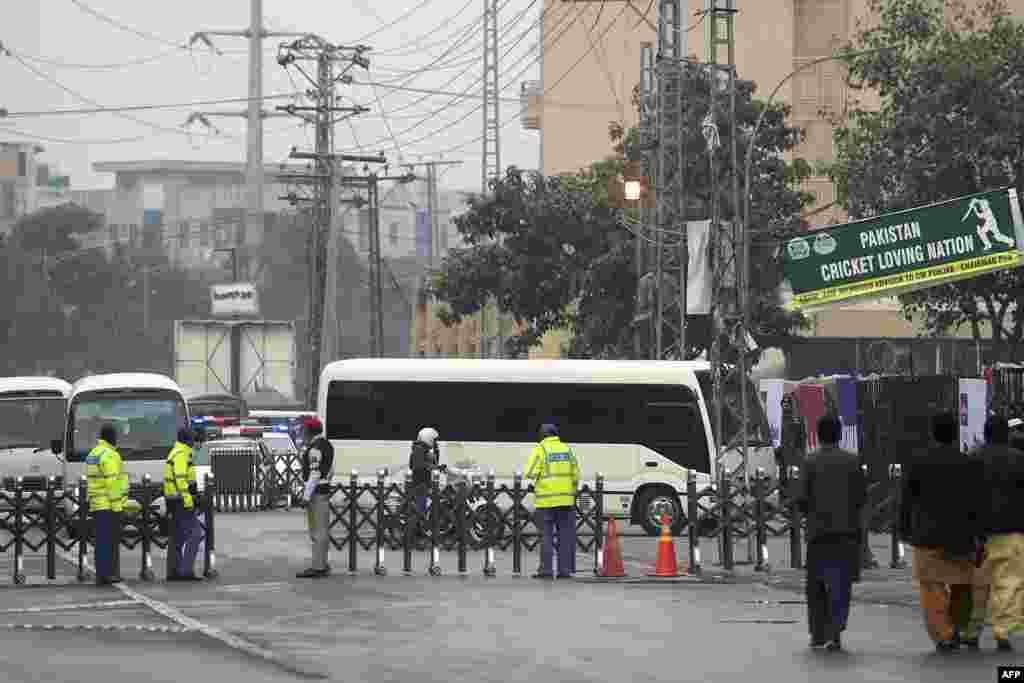 پاکستان اور سری لنکا کے کھلاڑیوں کو بسوں کے ذریعے اسٹیڈیم لایا گیا۔ اس موقع پر تمام راستوں پر سخت سیکیورٹی انتظامات کیے گئے تھے۔&nbsp; &nbsp;