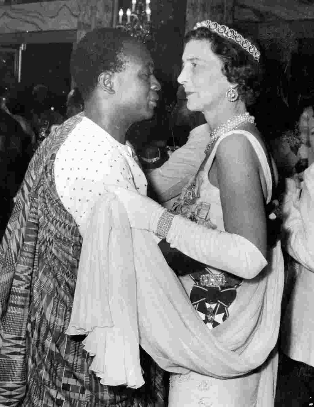 Magajiyar Kent (Duchess of Kent) tana taka rawa tare da Kwame Nkrumah, firayim ministan Ghana na farko a wajen wata gagarumar liyafar da aka shirya a ranar 6 Maris 1957, domin murnar &#39;yancin kan kasar Ghana wanda ta samu a wannan rana.(AP Photo/Staff/Burroughs)