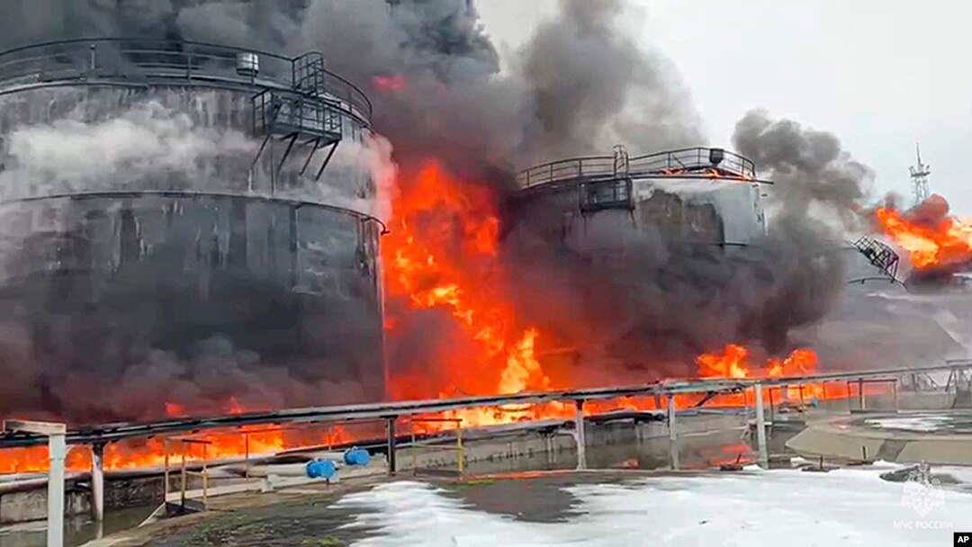 Rezervoari nafte u plamenu posle ukrajinskog napada dronom u ruskom regionu Brijansk (Foto: Governor of Bryansk Region Alexander Bogomaz telegram channel AV BogomaZ via AP)