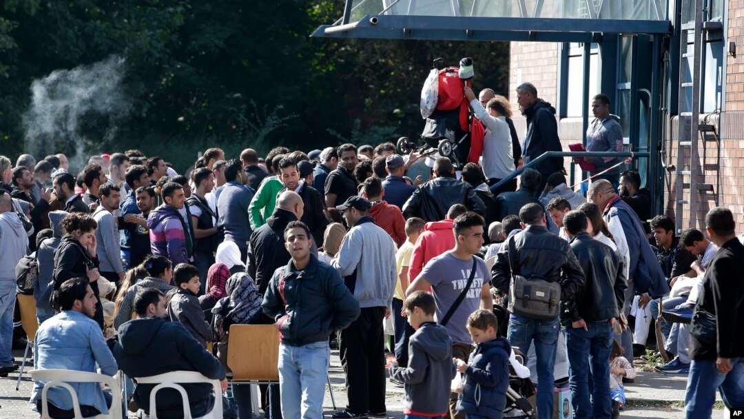 Para migran menunggu di pusat registrasi untuk memperoleh suaka di Berlin, Jerman, Kamis (10/9).