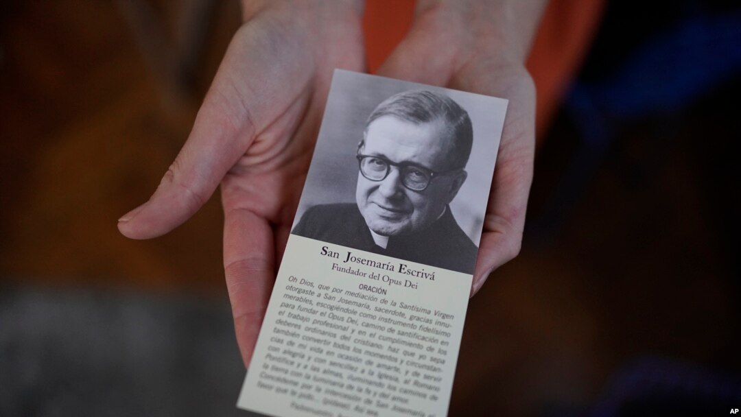 ARCHIVO - Josefina Madariaga, directora de la oficina de prensa del Opus Dei en Argentina, sostiene una fotografía del fundador del Opus Dei, Josemaría Escrivá de Balaguer, en Buenos Aires, Argentina, el jueves 4 de noviembre de 2021.