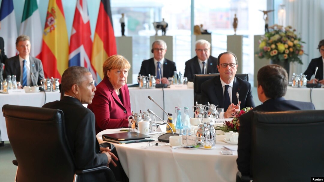Predsednik SAD sa nemačkom kancelarkom Angelom Merkel, francuskim predsednikom Fransoa Olandom i italijanskim premijerom Mateom Rencijem na sastanku u Nemačkoj. 