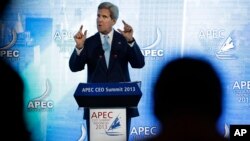 El secretario de Estado, John Kerry, habla durante la cumbre de la APEC en Bali.