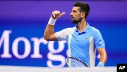 Novak Đoković gestikulira prema publici posle pobede nad Benom Šeltonom u polufinalu Ju Es Opena, 8. septembar 2023. (Foto: AP/Manu Fernandez)