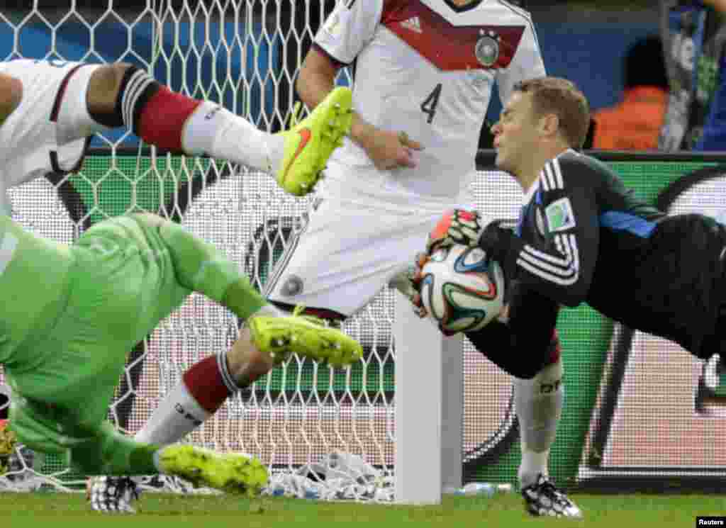 Penjaga gawang Jerman Manuel Neuer menyelamatkan gawangnya dalam pertandingan melawan Aljazair di stadion Beira Rio di Porto Alegre, 30 Juni 2014.